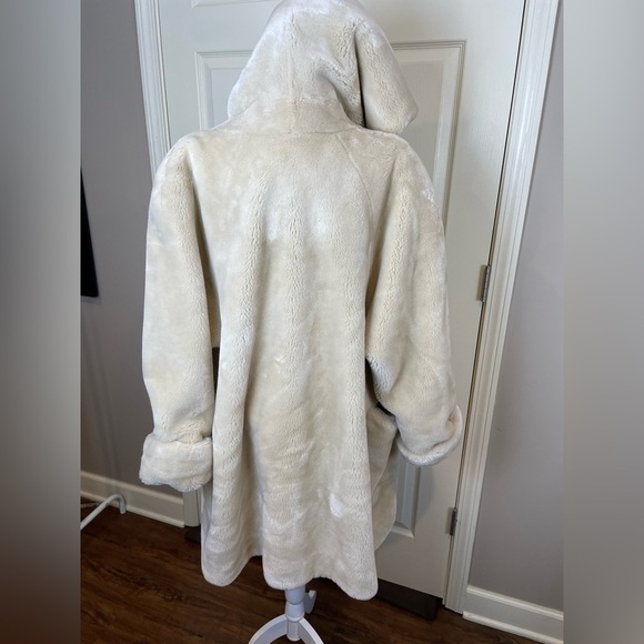 Vintage Marvin Richard Cozy Cream Faux Fur Coat - Picture 4 of 15